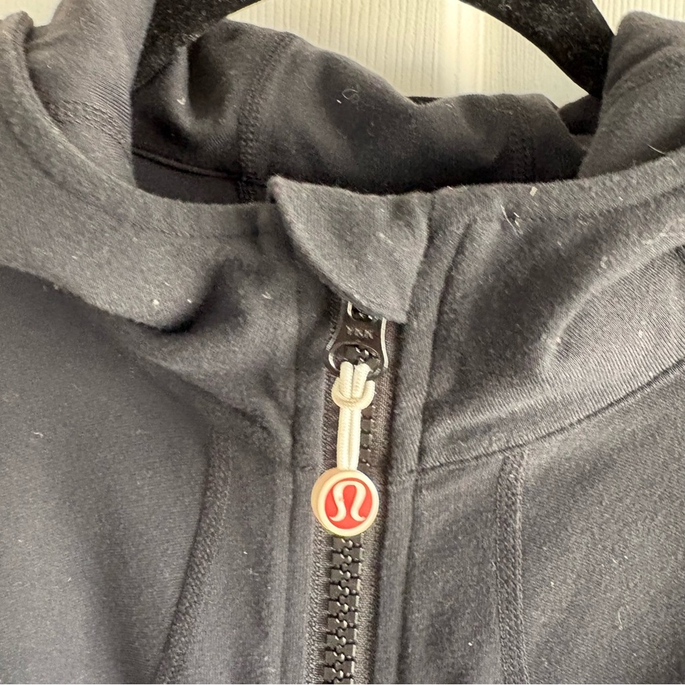 LULULEMON‎ Black Throw Me Over 8 Thumb-hole Hoodie zipper front pockets - Picture 2 of 4